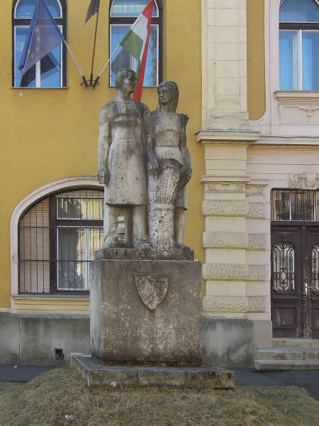 osszefogas-szobra-01 osszefogas-szobra-01